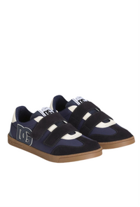 low-top sneakers in navy