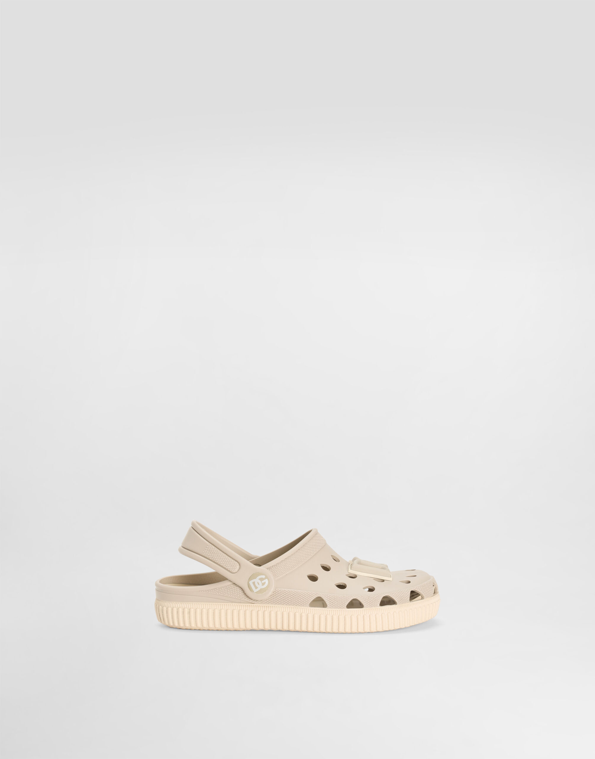 BEACHWEAR IN SAND