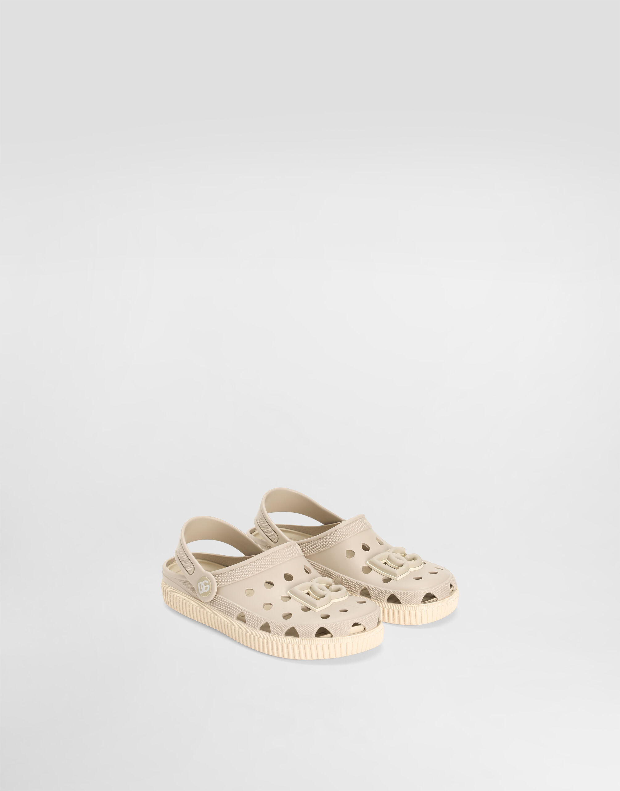 BEACHWEAR IN SAND