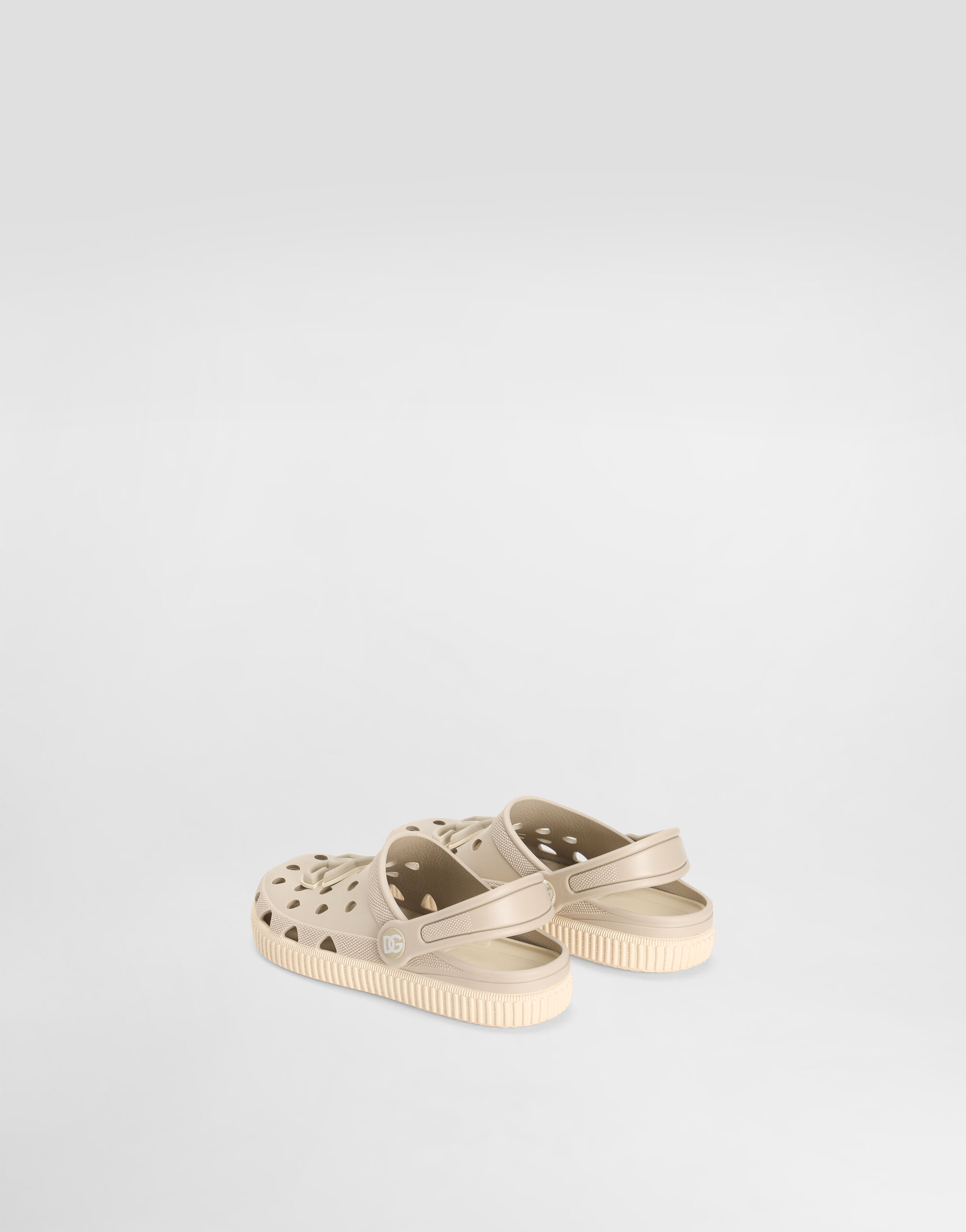 BEACHWEAR IN SAND